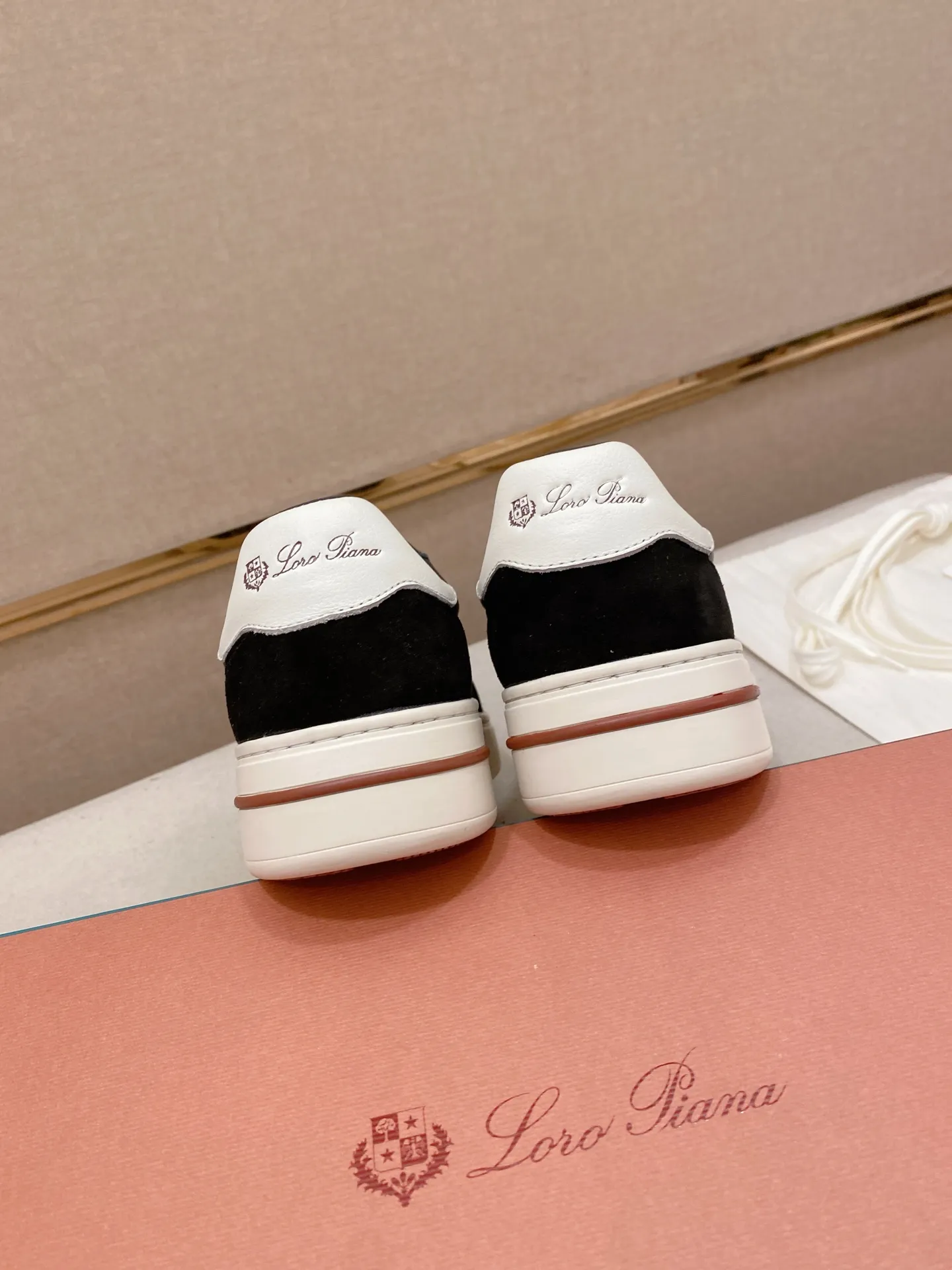 Men's shoes💰: 580💰🔥𝐥𝐨𝐫𝐨 𝐏𝐢𝐚𝐧𝐚 lp classic loafers, an Italian treasure brand, the only brand that can match Hermès! Only after wearing it do we realize that we can’t live up to our feet. The upper is made of imported first-layer cowhide with breathable fly-knit fabric, water-dyed cowhide foot pads, and the official original glass rubber outsole and pendant. Exclusive original packaging (tag ➕ brand paper ➕ outer box ➕ hand bag) code number: 38-44. Can be customized 45-46